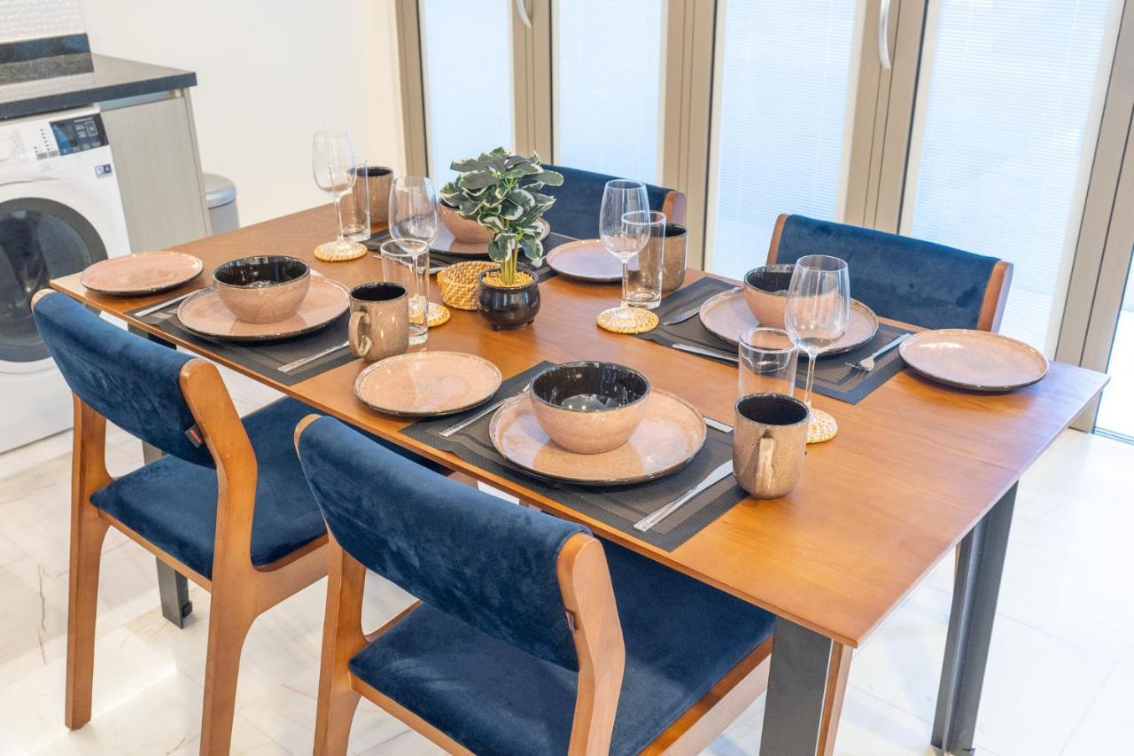 Apartment Heaven Crest Business Bay Canal View - Luxury 2 Bedroom With Free Parking, Wi-fi, Gym And Pool *
